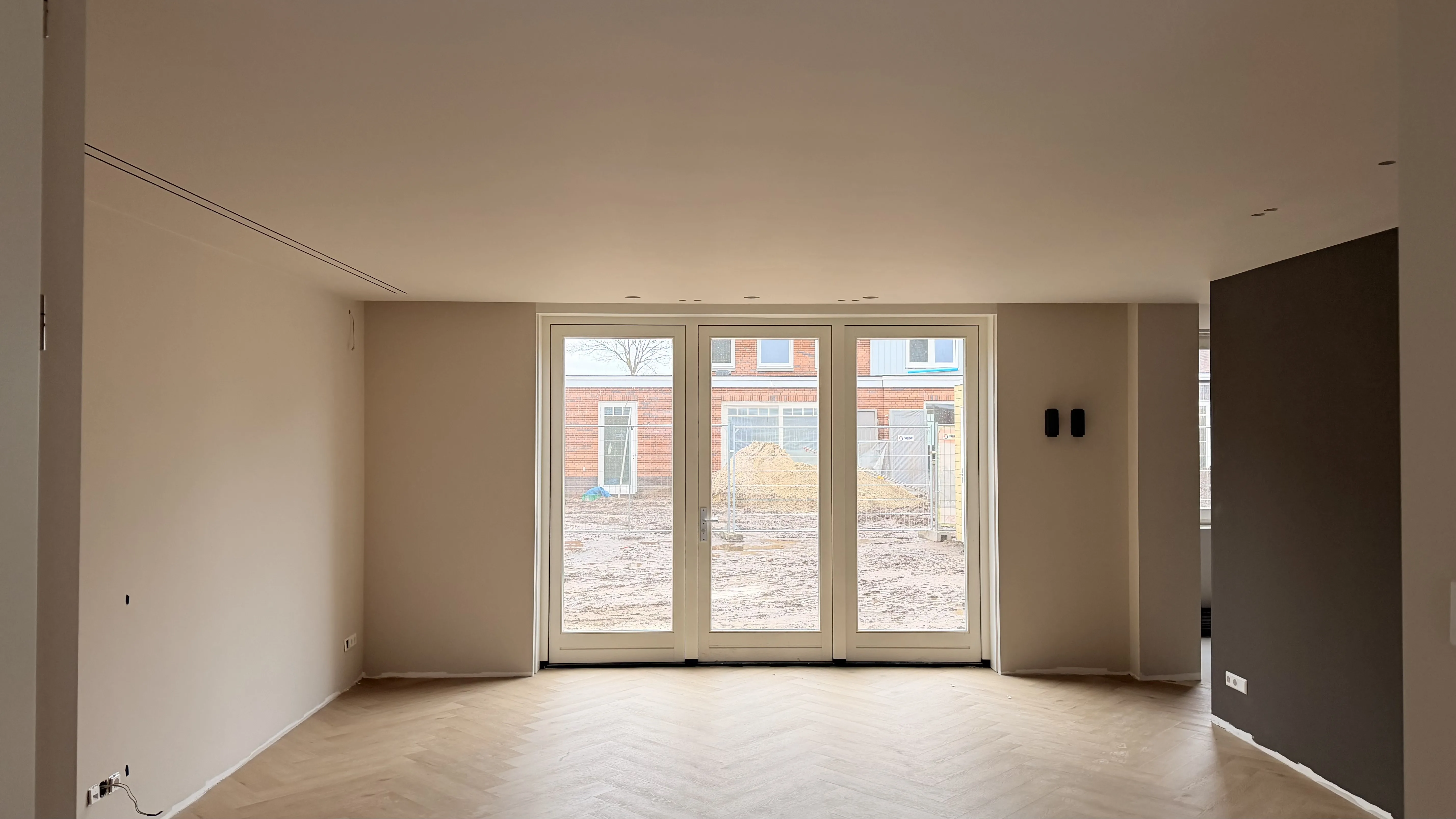 nijkerk – ceiling plastered and painted, walls finished with renovlies and painted Nijkerk – Bouwcons
