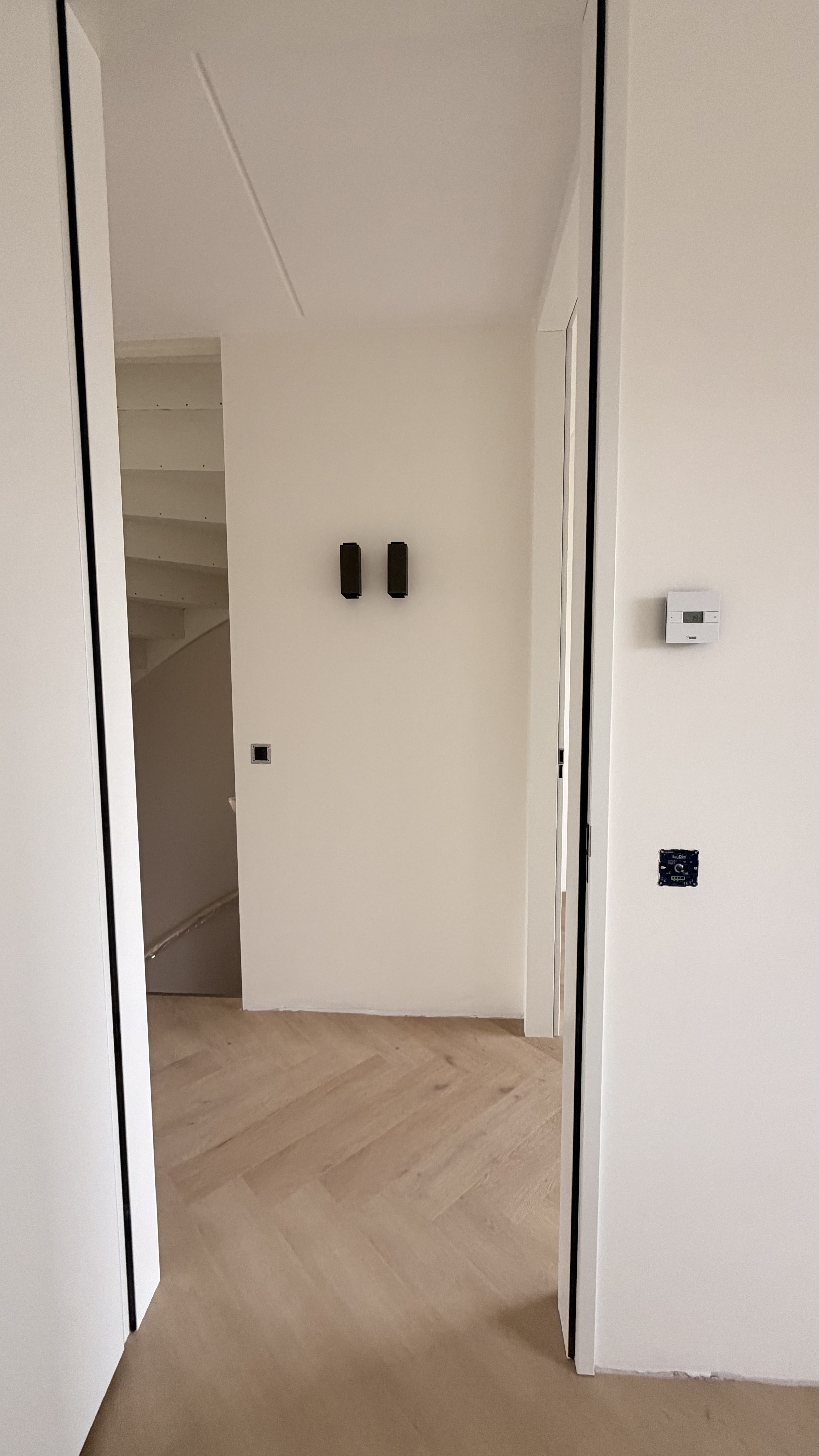 nijkerk – plafond gestuct en geschilderd, wanden afgewerkt met renovlies en schilderwerk Nijkerk – Bouwcons