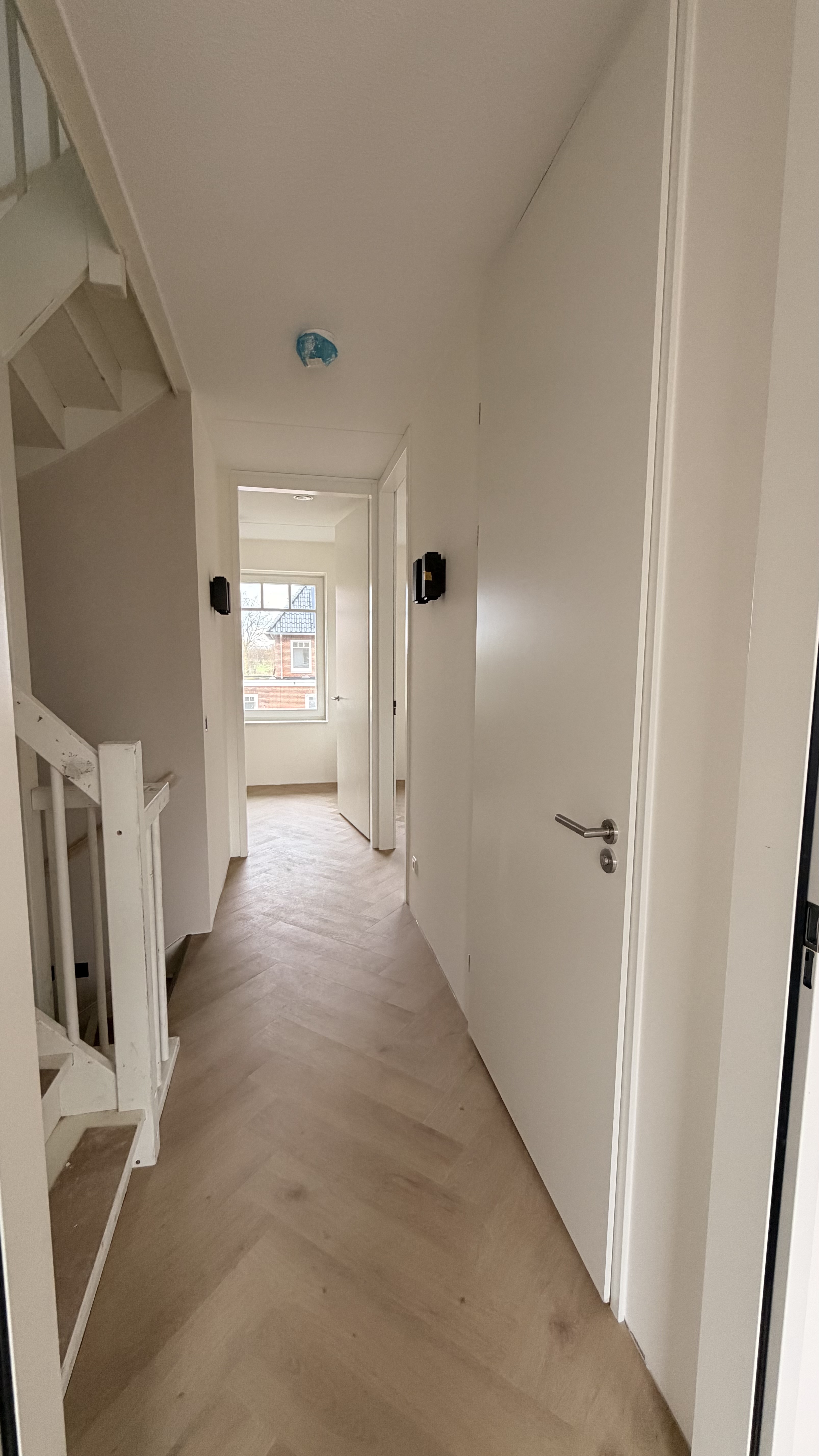 nijkerk – plafond gestuct en geschilderd, wanden afgewerkt met renovlies en schilderwerk Nijkerk – Bouwcons