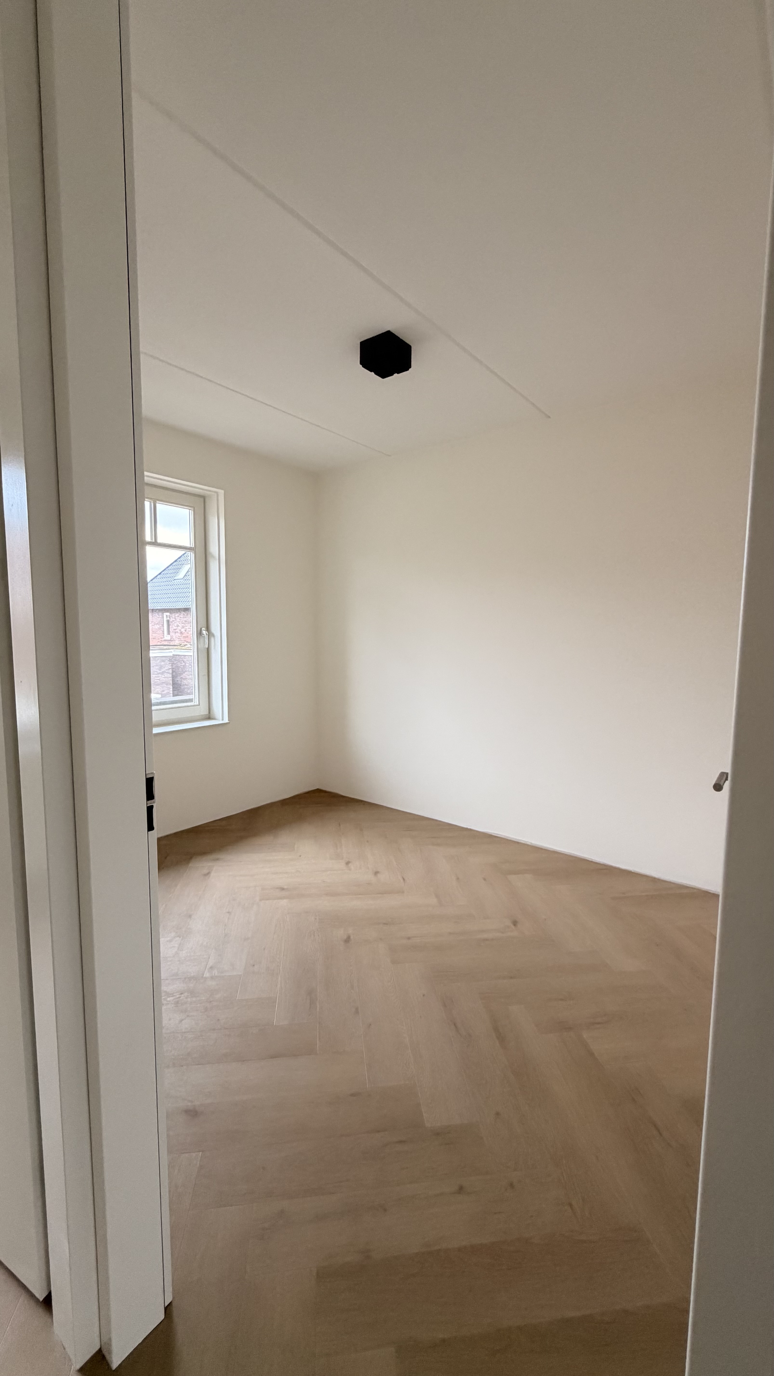 nijkerk – plafond gestuct en geschilderd, wanden afgewerkt met renovlies en schilderwerk Nijkerk – Bouwcons