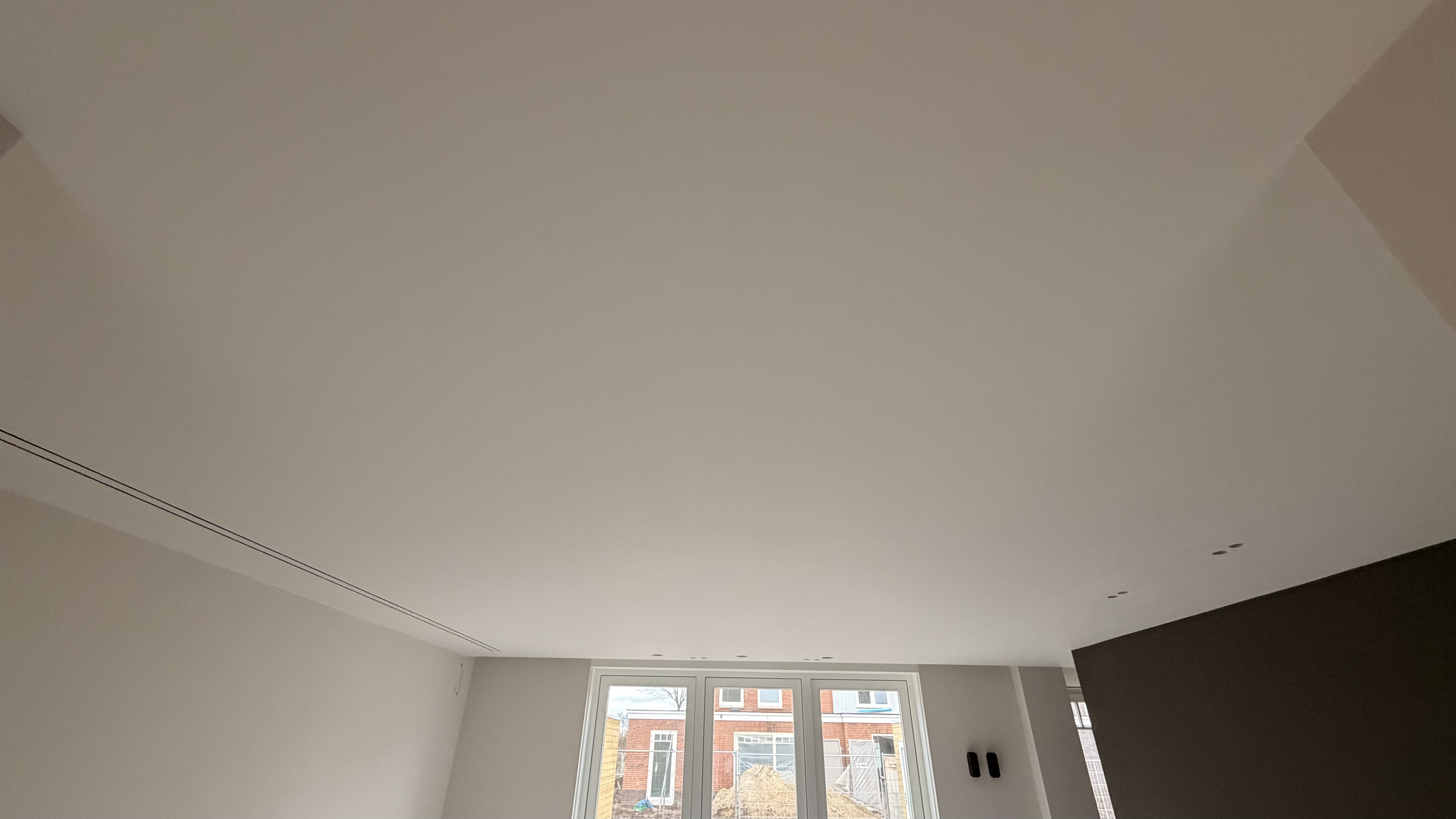 nijkerk – plafond gestuct en geschilderd, wanden afgewerkt met renovlies en schilderwerk Nijkerk – Bouwcons